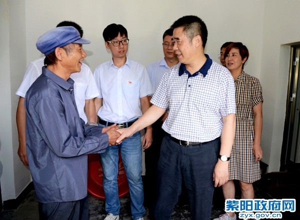 8月4日，陪同中国建行副行长章更生在高桥镇权河村看望慰问困难群众.jpg