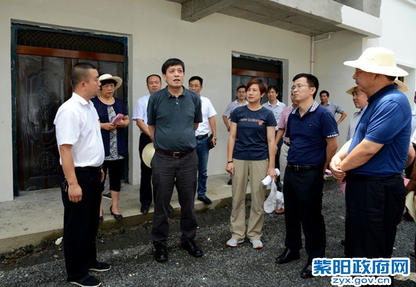 8月6日，国家发改委地区司副巡视员杨椠在蒿坪镇调研异地扶贫搬迁工作.jpg