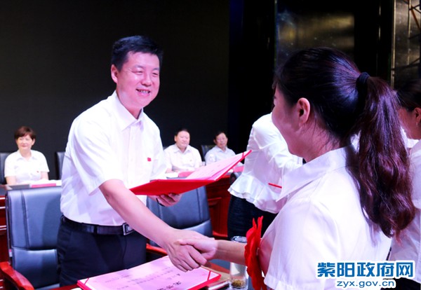 9月9日，为优秀教师颁奖.jpg