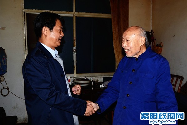 张主任慰问老干部.jpg