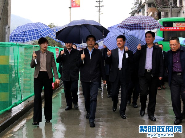 11月9日，陪同徐市长、赵市长在河堤路视察拆迁工作1.jpg
