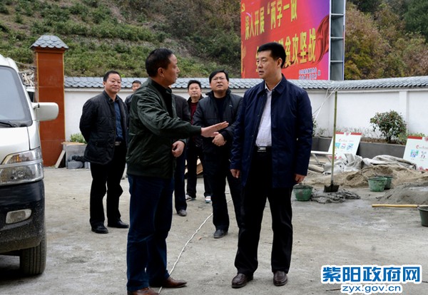 12月1日，在全安村检查调研脱贫攻坚工作.jpg