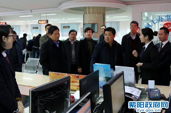 12月14日，陪同省工商局局长王吉德 在县政务服务中心调研 (2).jpg