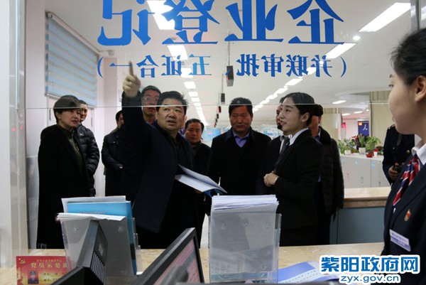 12月14日，陪同省工商局局长王吉德 在县政务服务中心调研 (1).jpg