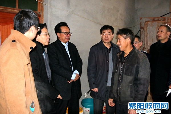 黄毅慰问徐初亮_副本.jpg