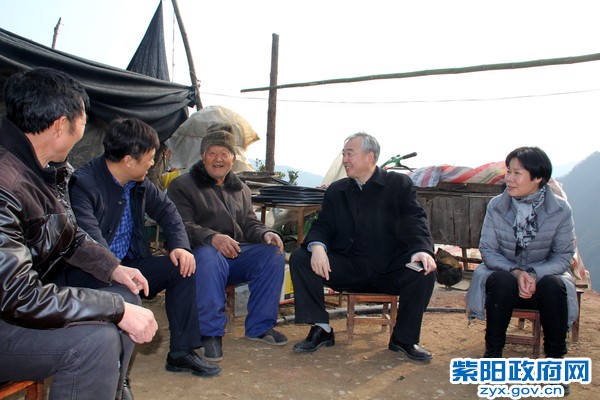 1月20日，省科技厅副厅长林黎明来紫阳慰问困难群众.JPG