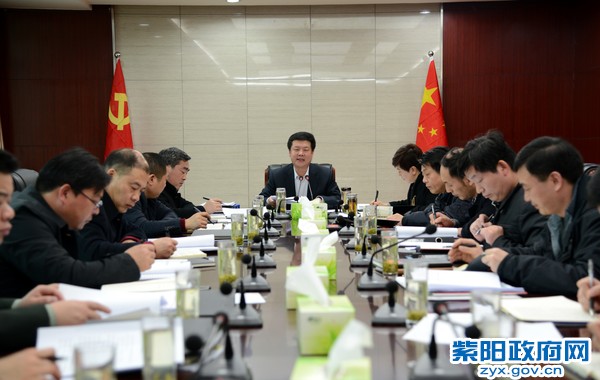 2月3日，县委书记赵立根主持召开中心组学习会议.jpg