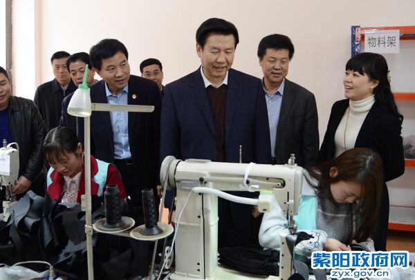 2月13日，副省长庄长兴在红椿镇社区工厂考察.jpg