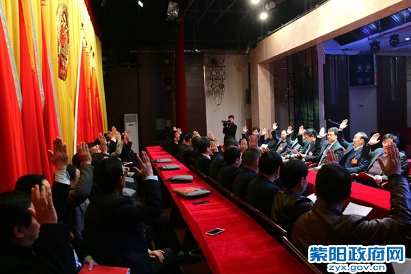 县十二届人大二次会议主席团第一次会议.jpg