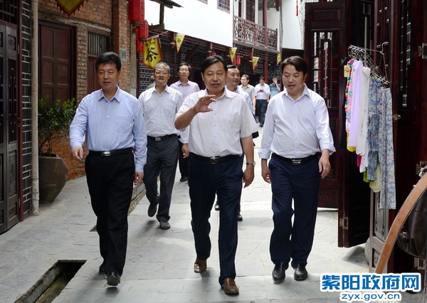 5月19日，陪同省公务员局局长鲁峰在焕古镇调研.jpg