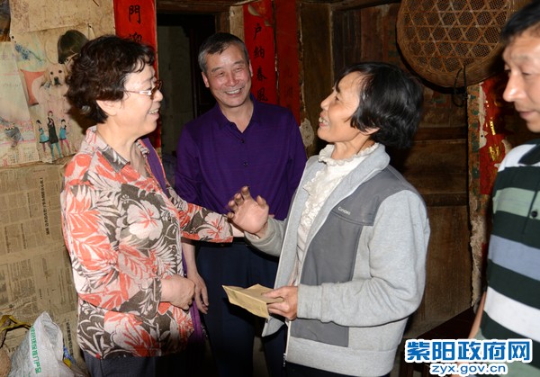 5月26日，张金菊在高滩镇三坪村看望困难群众.jpg