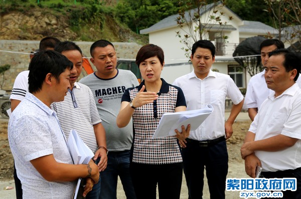 6月30日，在青中村调研美丽乡村建设2.jpg
