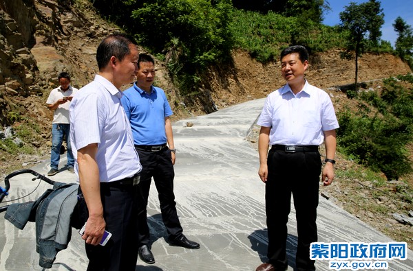 7月7日，在高桥镇深磨村检查脱贫攻坚工作.JPG