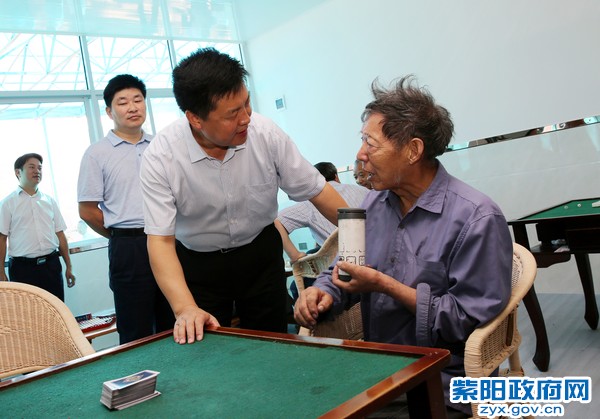 8月10日，在向阳镇日照中心调研.jpg