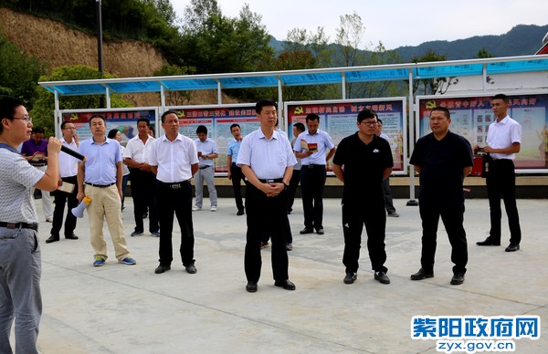 8月10日，在青中村调研新民风建设.jpg
