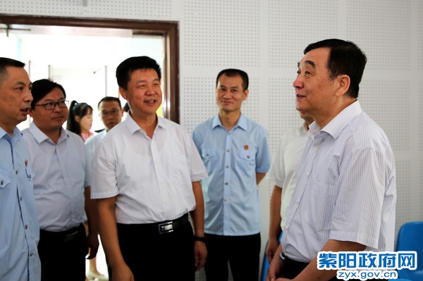 8月16日，陪同省高级人民法院院长闫庆文在县法院调研.jpg
