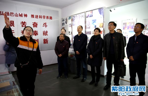 带领政府班子成员参观参观荣誉室.jpg
