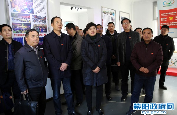 12月17日，带领政府班子在巴山工务车间学习考察.jpg