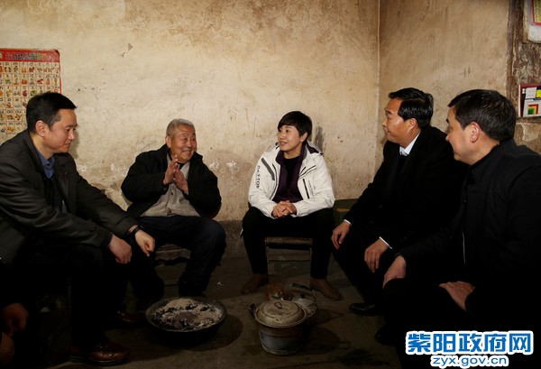 2月11日，在蒿坪镇全兴村老党员冷正兵家中走访慰问.jpg