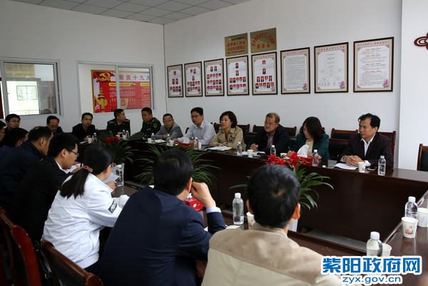 4月4日，赵璟常务副市长调研毛绒玩具并召开座谈会.jpg