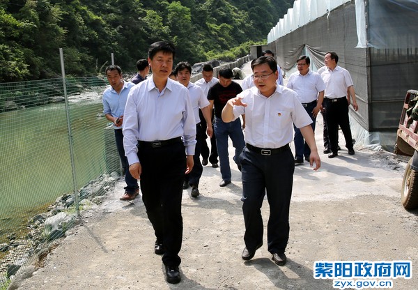 5月3日，在瓦庙镇万博苑农业种植基地调研.jpg