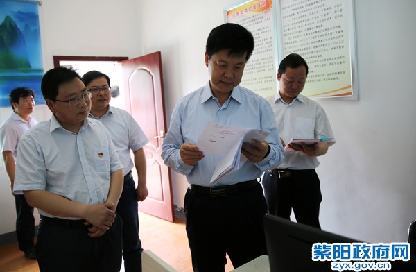 5月3日，在瓦庙镇群发专业合作社调研.jpg