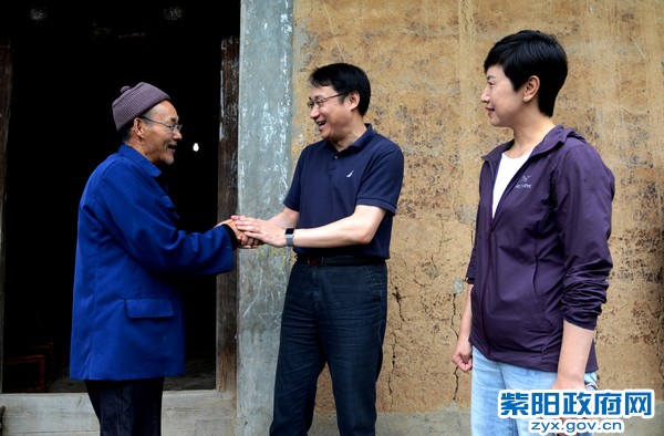 5月5日，省科技厅厅长赵岩在双坪村走访慰问贫困群众.jpg
