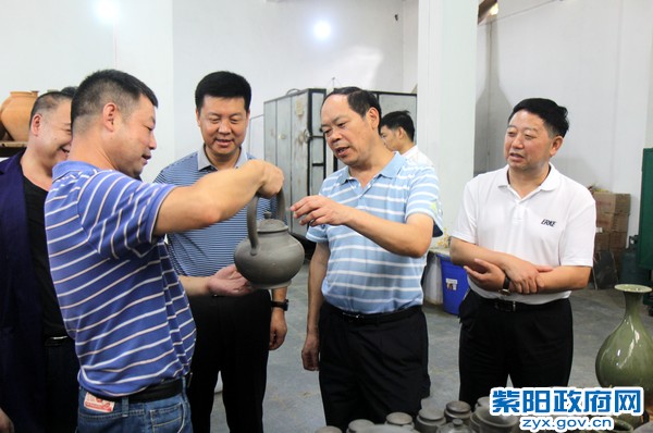 8月1日，陪同市人大常委会副主任陈伦宝在硒陶研究院视察.JPG