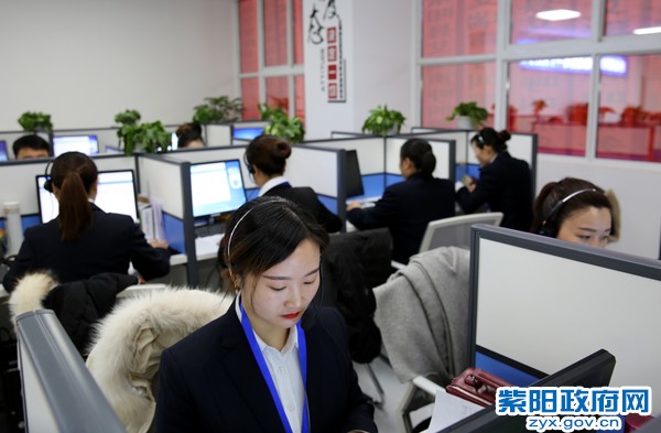 12月8日，紫阳县艾瑞声呼叫服务中心项目开业，图为员工工作情况2（陈刚 摄）.jpg