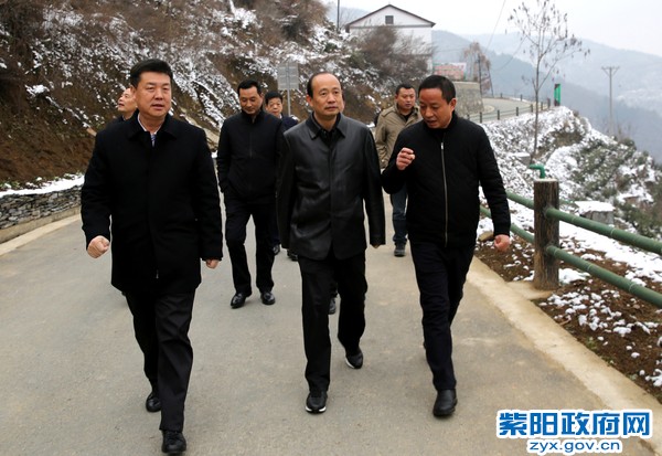 1月3日，陪同市委副书记陈明在青中村调研.jpg