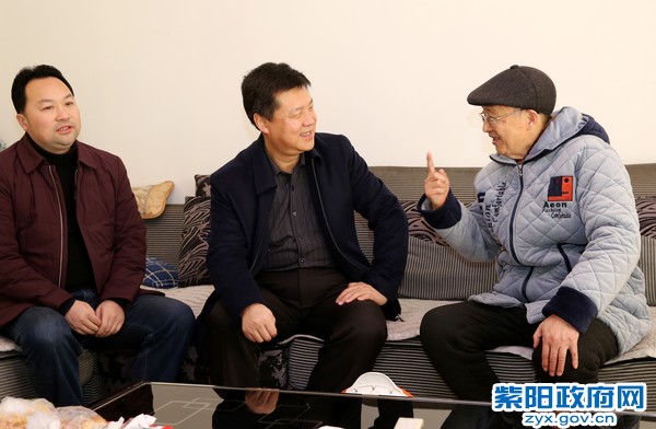 1月21日，在安康看望慰问离退休老干部袁世昌.jpg