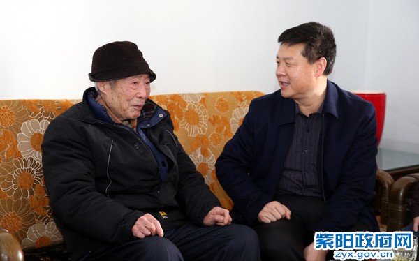 1月21日，在安康看望慰问离退休老干部冯振铎.jpg