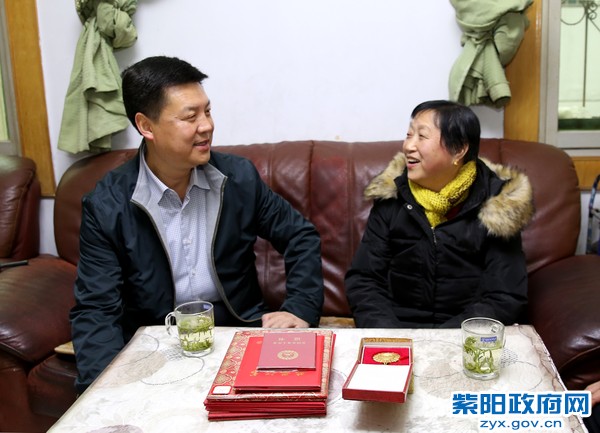 1月25日，看望慰问全国先进工作者李玉翠.jpg