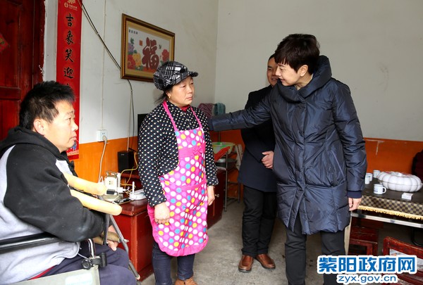2月3日，在毛坝镇竹山村看望慰问贫困群众陈邦新.jpg