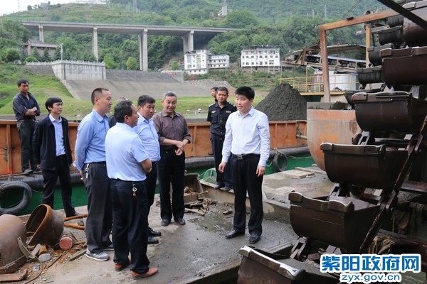 县砂石联合执法组开展第一次联合检查.jpg