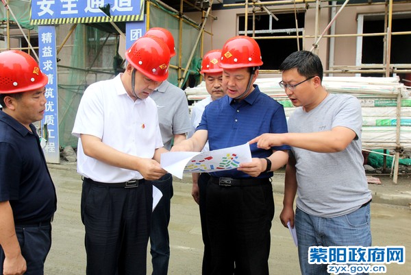 6月15日，县委书记赵立根在任和国千户社区督导检查易地扶贫搬迁工作.JPG