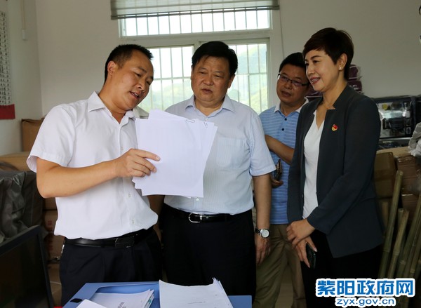 7月10日，陪同市政协视察组在青中村视察.jpg