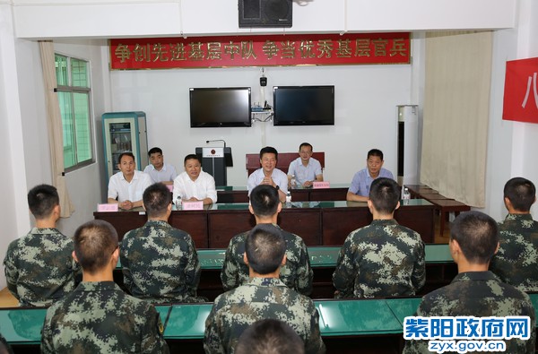 8月1日，在县武警中队走访慰问.jpg