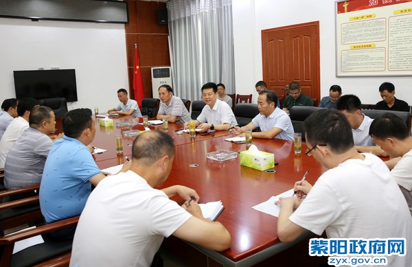 8月25日，在县自然资源局（搬迁办）调研座谈.jpg