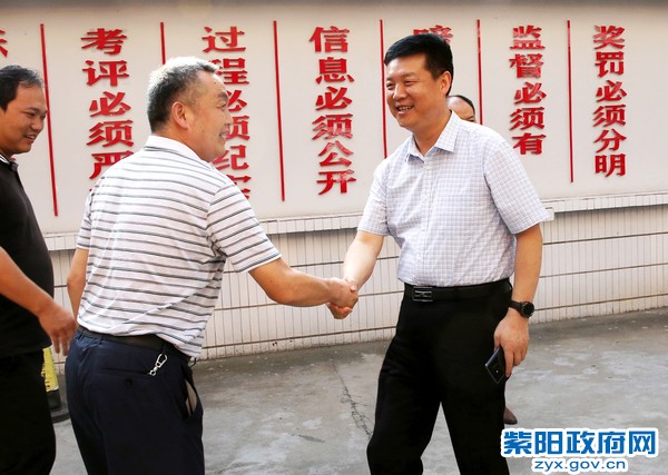 8月25日，在县脱贫办看望慰问干部职工.jpg