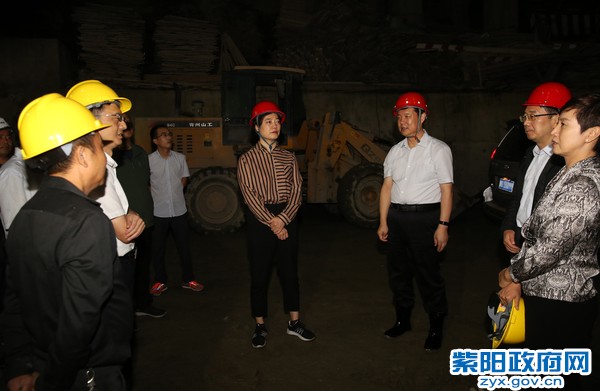 9月13日晚，陪同市委副书记赵璟检查仁和社区夜间施工情况.jpg