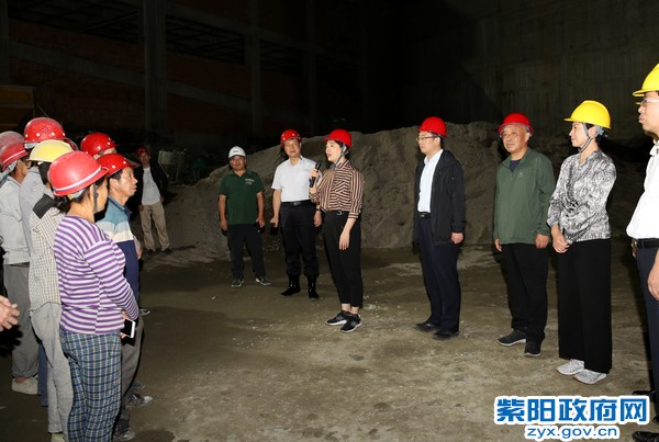 9月13日晚，市委副书记赵璟、副市长寇全安慰问仁和国际建设者.jpg