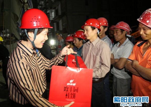 9月13日晚，市委副书记赵璟慰问建设者.jpg