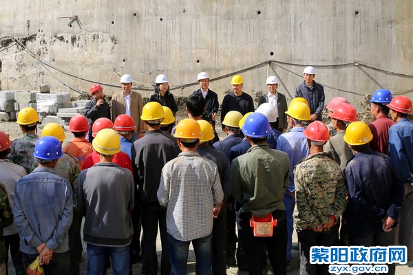 9月23日，市政协副主席唐纹来紫看望慰问一线建设工人.jpg