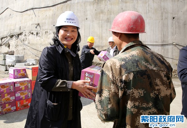 9月23日，市政协副主席唐纹来紫看望慰问一线建设工人2.jpg