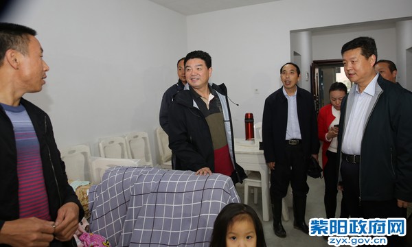 10月7日，陪同市脱贫办主任郭德林在仁和社区调研2.jpg
