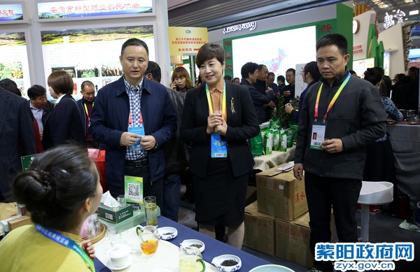 10月22日，视察第二十六届杨凌农高会紫阳富硒茶展区.jpg