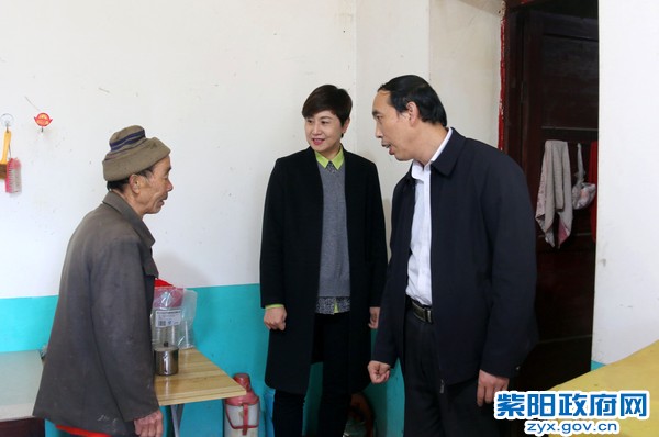 到洄水镇桦栎村调研脱贫攻坚4_副本.jpg