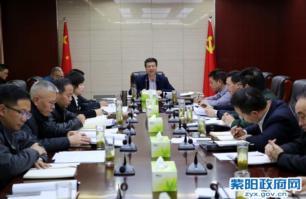 1月9日，主持召开2020年第一次县委常委扩大会议.jpg