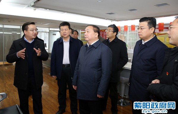 1月11日，陪同省委常委、省委宣传部部长张广智在紫阳县农民工党员服务中心考察调研（陈刚  摄）.jpg